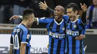 Gelandang Inter Milan, Antonio Candreva (kanan) berselebrasi dengan rekannya Lautaro Martinez dan Ashley Young pada pertandingan perempat final Coppa Italia di stadion San Siro, Milan, Italia, Rabu (29/1/2020). Inter Milan berhasil menekuk Fiorentina dengan skor 2-1. (AP Photo/Luca Bruno)