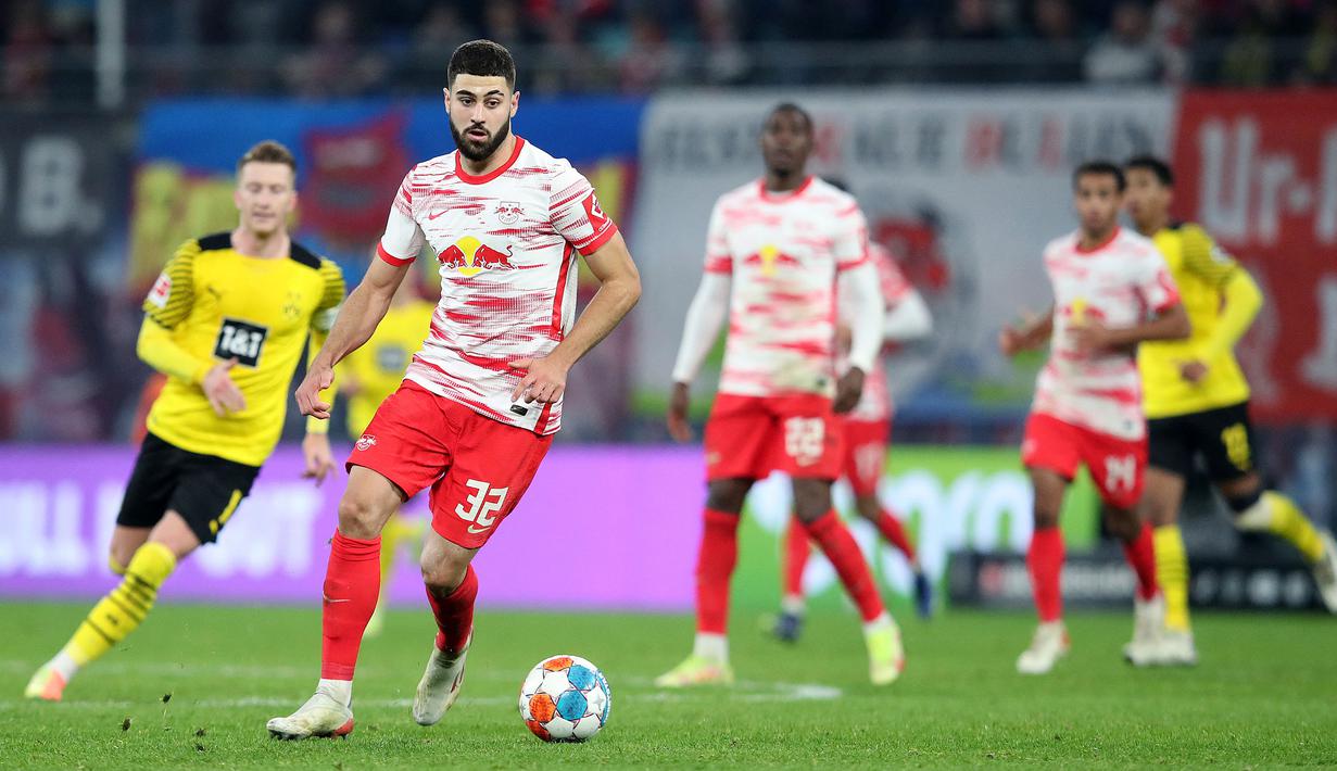 Josko Gvardiol merupakan bek tengah dengan kemampuan penguasaan bola di atas rata-rata. Pemuda 20 tahun tersebut mampu tampil konsisten dengan mengoleksi 1871 menit bermain di RB Liepzig. Ia juga mampu mencetak 5 gol dari 34 penampilannya musim ini. (AFP/Ronny Hartmann)