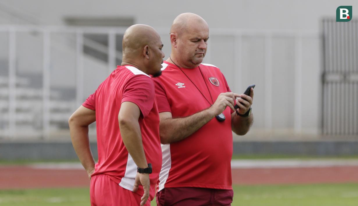 Pelatih PSM Makassar, Bojan Hodak, saat sesi latihan jelang laga Piala AFC di Stadion Madya, Jakarta, (9/3/2020). PSM Makassar akan berhadapan dengan Kaya FC. (Bola.com/M Iqbal Ichsan)