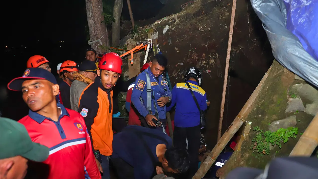evakuasi korban longsor di cimahi