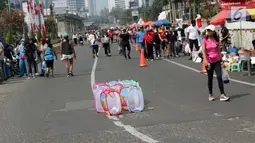 Pedagang kaki lima (PKL) menggelar dagangannya di Jalan Jenderal Sudirman saat Hari Bebas Kendaraan, Jakarta, Minggu (25/8/2019). Para PKL ini menggelar dagangannya terlalu menjorok ke tengah jalan sehingga mengganggu kenyamanan warga yang berolahraga saat CFD. (Liputan6.com/Helmi Fithriansyah)