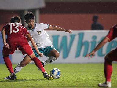 Pemain Timnas Indonesia U-16, Muhammad Kafiatur Rizky berhasil mengecoh dua bek dan berhasil menjebol gawang Timnas Vietnam U-16 dalam final Piala AFF U-16 2022 yang diselenggarakan di Stadion Maguwoharjo, Sleman, Yogyakarta, Jumat (12/8/2022). (Bola.com/Bagaskara Lazuardi)