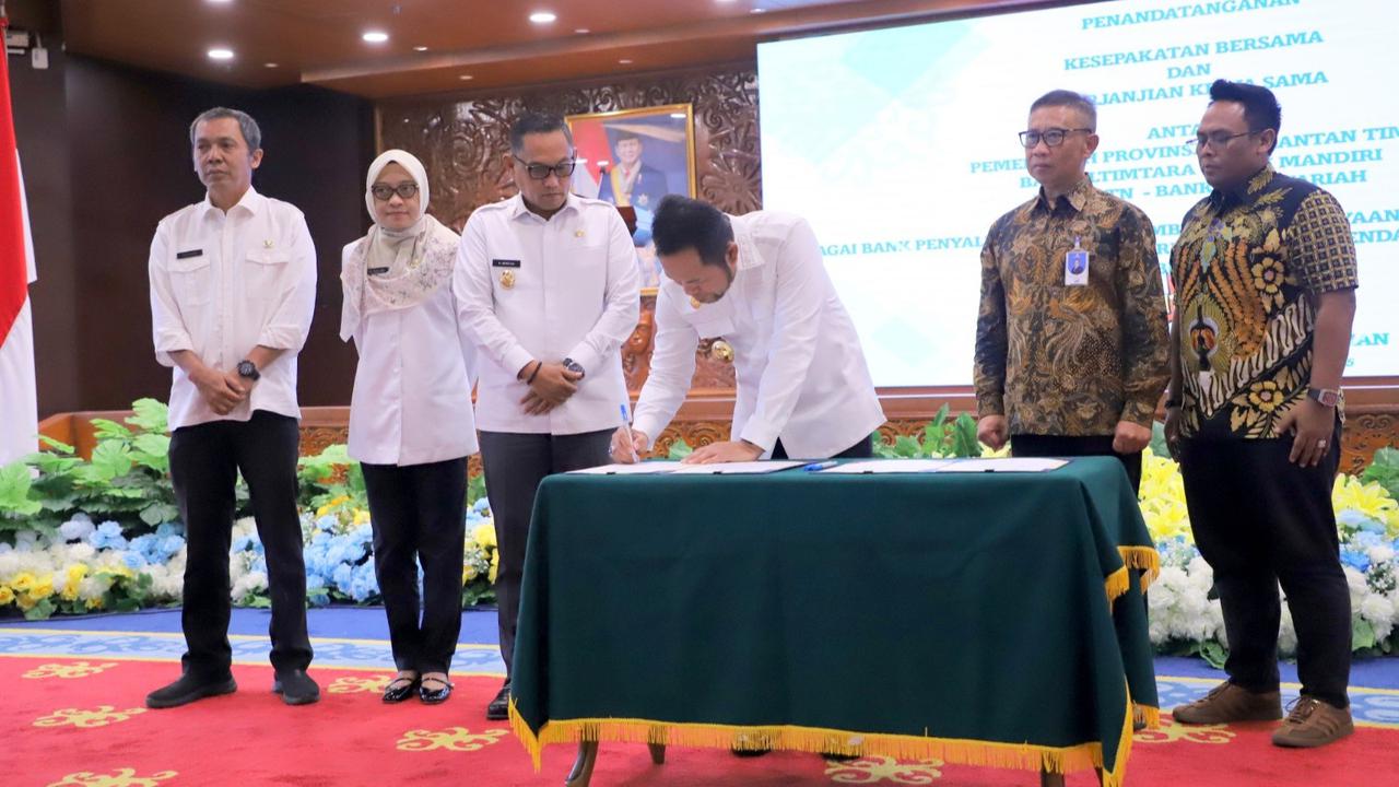 Gubernur Kaltim Rudy Mas'ud Saat Penandatanganan Kesepakatan Bersama antara Pemrov Kaltim dengan Penyalur Fasilitasi Pemberian Pembiayaan Pemilikan Rumah Bagi Masyarakat Berpenghasilan Rendah