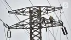 Pekerja menyelesaikan perbaikan menara saluran udara tegangan ekstra tinggi (SUTET) di Jakarta, Rabu (15/2/2023). Perbaikan menara SUTET rutin dilakukan sebagai upaya pengecekan dan pemeliharaan guna menjaga stabilitas sistem kelistrikan. (merdeka.com/Iqbal S. Nugroho)