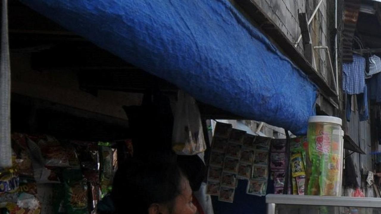 Ia berdagang makanan ringan dan minuman yang murah meriah untuk jajanan anak-anak.&nbsp;Foto: merdeka.com / Imam Buhori<br>