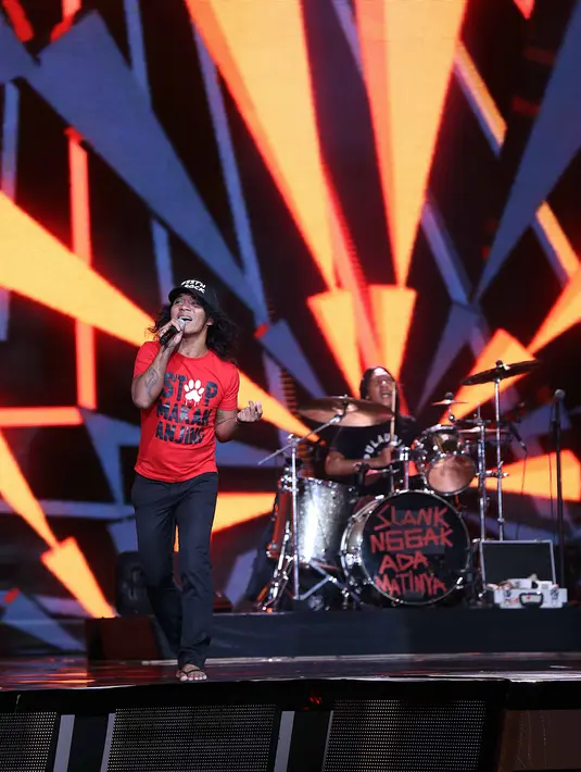 Tapi berbeda saat Konser Raya 22 Tahun Indosiar. Konser yang menandai usia stasiun televisi Indosiar yang ke-22. Kaka dan kawan-kawan membawakan lagu milik Sheila On 7. (Nurwahyunan/Bintang.com)