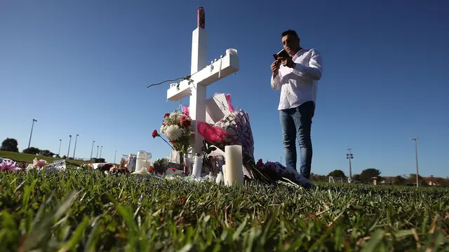 Salib dan Lilin Hiasi Lokasi Penembakan Massal di Sekolah Florida
