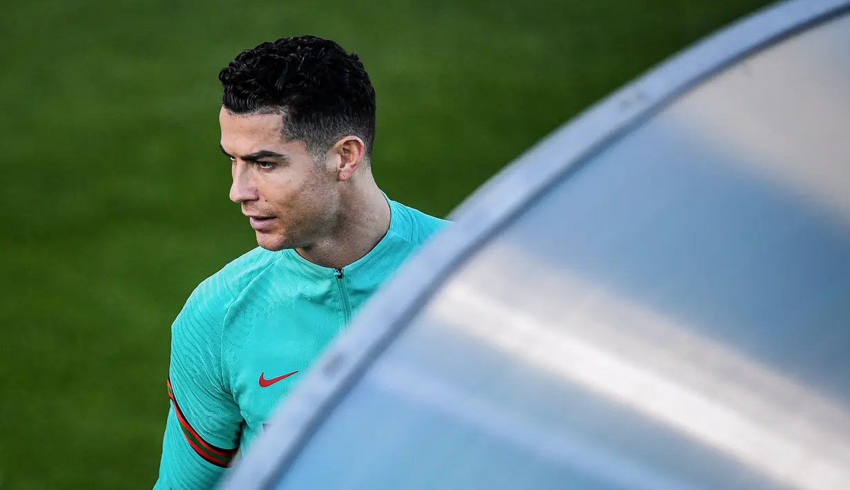 Pemain Portugal Cristiano Ronaldo saat sesi latihan jelang menghadapi Turki pada pertandingan sepak bola kualifikasi Piala Dunia 2022 di kamp pelatihan Cidade do Futebol, Oeiras, Portugal, 21 Maret 2022. (PATRICIA DE MELO MOREIRA/AFP)