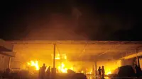 Kebakaran menghanguskan pabrik suku cadang listrik di Bekasi, Jawa Barat. (Liputan6.com/Thariq Gibran)