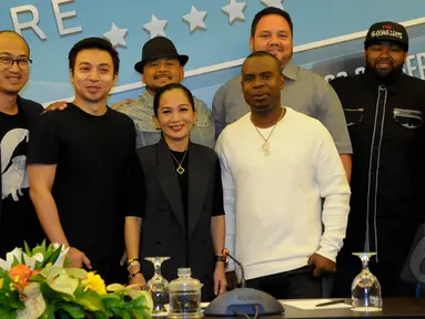 Sejumlah artis pendukung In Between Days menghadiri konferensi pers di Hotel Sultan, Jakarta, Jumat (10/4/2015). (Liputan6.com/Faisal R Syam)