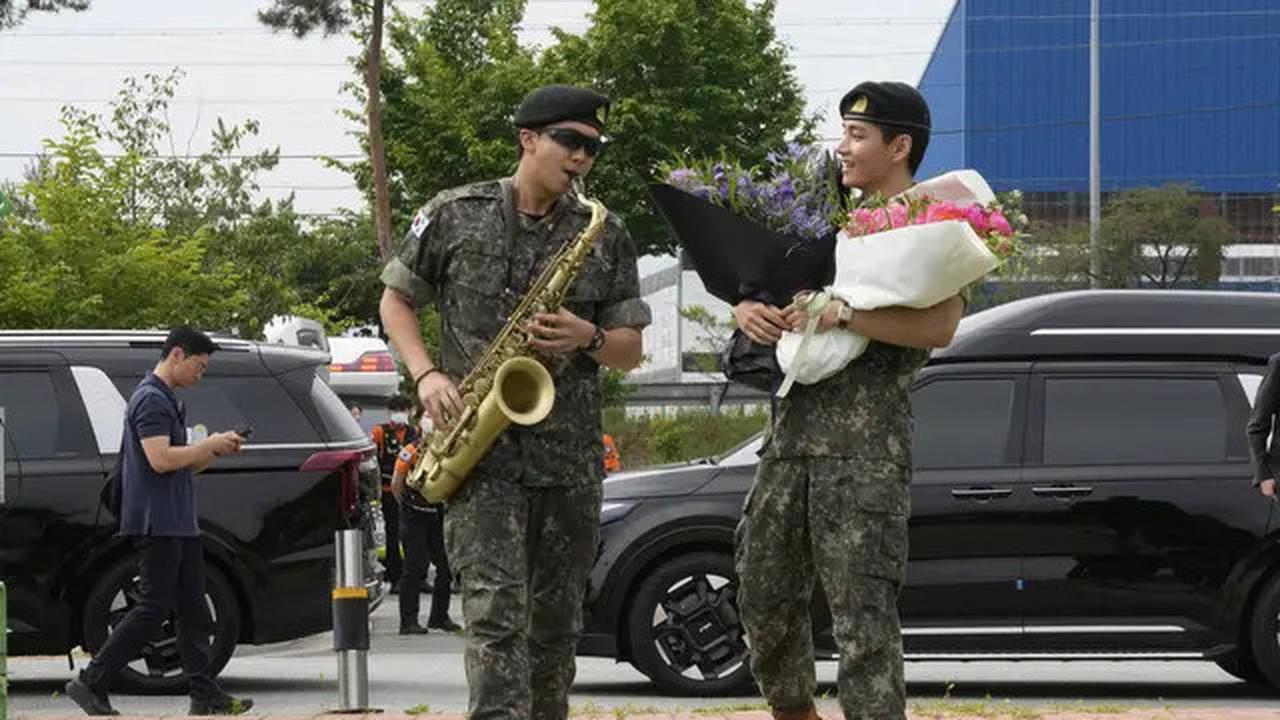 Potret RM dan V BTS Sapa Fans Usai Lulus Wamil, Main Saksofon hingga Kirim Pesan Cinta untuk ARMY