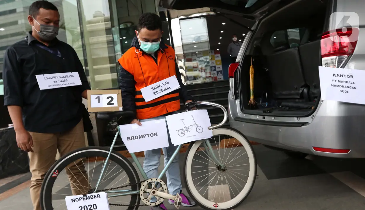Tersangka suap pengadaan bantuan sosial penanganan COVID-19, Harry van Sidabukke (kanan) menjalani rekonstruksi perkara di Gedung KPK, Jakarta, Senin (1/2/2021). Rekonstruksi untuk mengumpulkan bukti tambahan terkait suap pengadaan bansos penanganan COVID-19. (Liputan6.com/Helmi Fithriansyah)