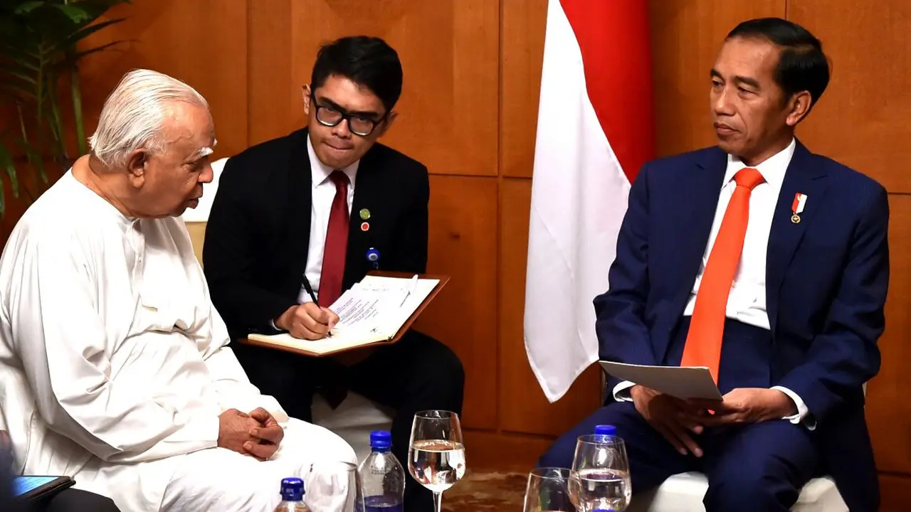 Presiden RI Joko Widodo (kanan) bersama dengan Pemimpin Oposisi Parlemen Sri Lanka Rajavarothiam Sampanthan (sumber: Sekretariat Presiden RI)