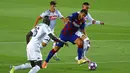 Striker Barcelona, Luis Suarez, berusaha melewati pemain Napoli pada laga Liga Champions di Stadion Camp Nou, Sabtu (8/8/2020). Barcelona menang 3-1 atas Napoli. (AP/Joan Monfort)