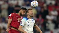 Sejak kick off, Timnas Inggris langsung mengambil inisiatif menyerang. Harry Kane dkk mampu mengurung pertahanan Iran yang membuat salah satu wakil Asia tersebut harus bertahan total di awal laga. (AP/Frank Augstein)