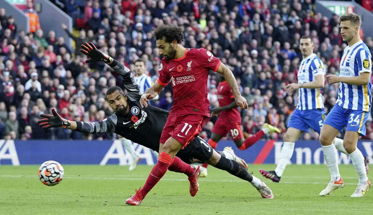 Mohamed Salah. Gelandang Liverpool berusia 29 tahun ini telah mencetak 15 gol dari total 13 laga musim ini. Rinciannya adalah 10 gol di Liga Inggris dan 3 gol di Liga Champions. Di ajang Piala FA dan Piala Liga ia belum mencetak gol karena tidak diturunkan akibat rotasi tim. (AP/Jon Super)