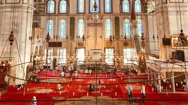 Masjid Fatih di Istambul Turki yang interiornya mirip Hagia Sophia