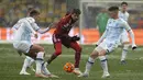 Penyerang Bayern Munchen Thomas Mueller berebut bola dengan gelandang Dynamo Kiev Viktor Tsyhankov pada matchday kelima Grup E Liga Champions di NSC Olympiyskiy, Rabu (24/11/2021). Bayern Munchen menang tipis saat bertamu ke markas Dynamo Kiev dengan skor 2-1. (AP Photo/Efrem Lukatsky)