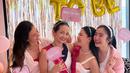 Inilah foto kiriman Jessica Mila yang kini juga sudah menjadi istri Yakub Hasibuan. Foto kenangan saat menjadi bridesmaid ini jadi ucapan selamat untuk Enzy Storia yang sudah genap berusia 31 tahun. ‘Happy birthday sayangku cintaku Enzy Storia,’ tulis Jessica Mila. (Liputan6.com/IG/@jscmila)
