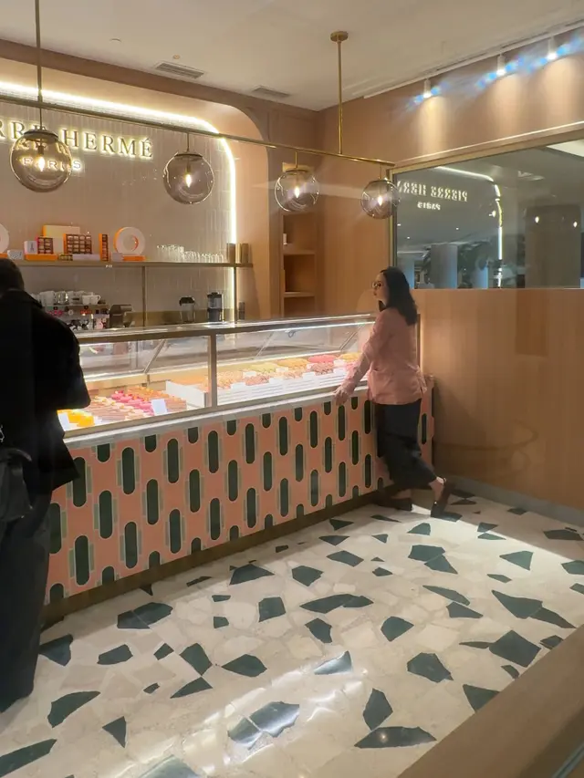 Suasana Pierre Hermé di Grand Hyatt, Jakarta. [Anisha/Fimela]