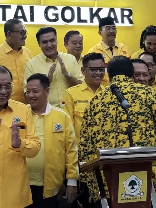 Ketua Umum (Ketum) Partai Golkar Airlangga Hartarto usai jumpa pers di Kantor DPP Partai Golkar, Anggrek Neli, Jakarta Barat, Minggu (10/3/2024).