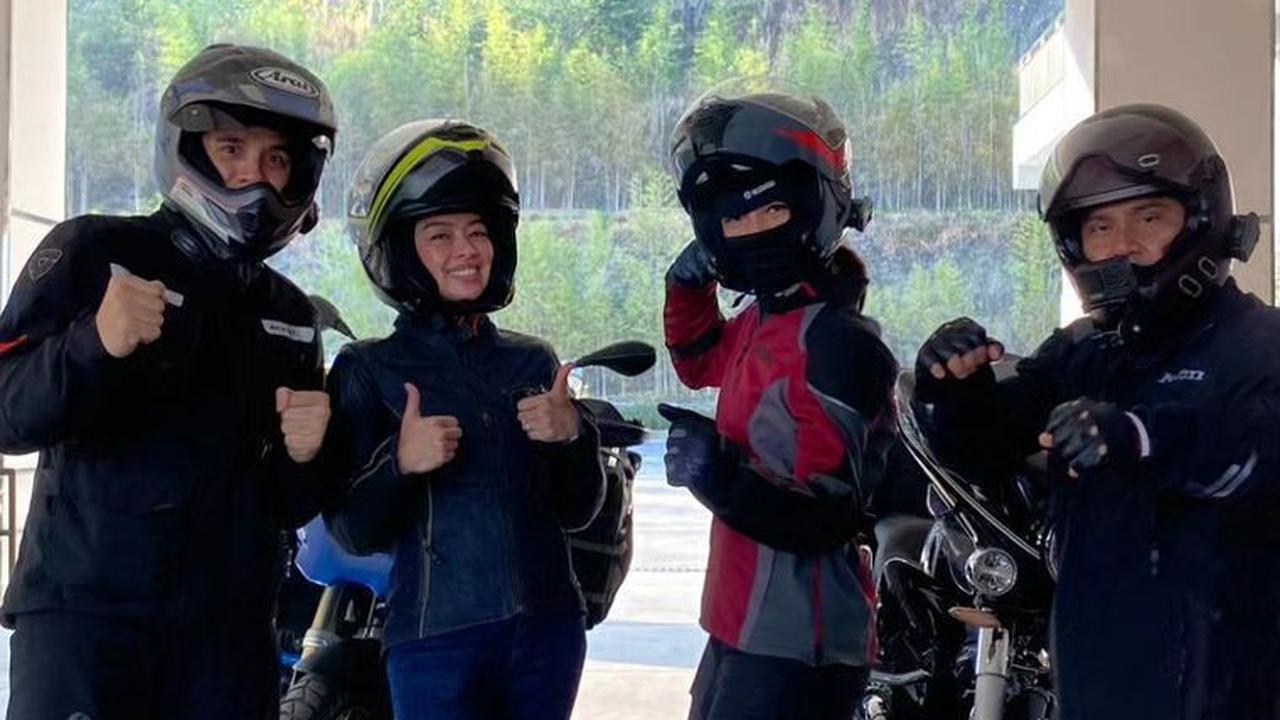 Pada touring kali ini, Judika dan Duma juga ditemani oleh sahabatnya. Tak lupa mereka mengabadikan potret bersama.