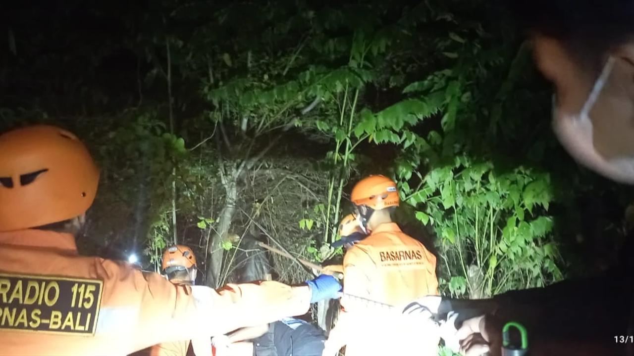 Seorang Pria Ditemukan Tewas Membusuk dan Tergantung di Pohon, Lehernya Nyaris Terlepas dari Badan
