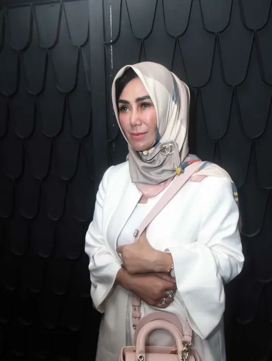 "Nggak bener itu. Bukan gimmick, emang nggak bener. Itu semua nggak bener," jawab Amy Qanita dengan tegas di acara di ICE BSD, Tangerang Selatan, Selasa (9/5/2017). (Nurwahyunan/Bintang.com)