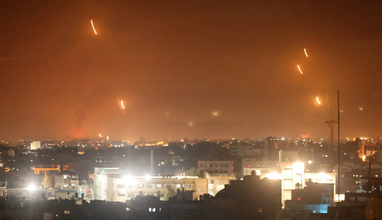 Roket diluncurkan menuju Israel dari Rafah, di Jalur Gaza selatan, Rabu (12/5/2021) dinihari. Palestina Hamas menyatakan mereka telah menembakkan lebih dari 200 roket ke Israel sebagai pembalasan atas serangan di sebuah blok menara di Gaza. (SAID KHATIB / AFP)