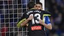 Bek Espanyol, Oscar Duarte (kanan) dan kiper Diego Lopez merayakan kemenangan atas Barcelona paa laga Copa Del Rey di RCDE Stadium, Cornella de Llobregat, (17/1/2018). Barcelona kalah 0-1. (AFP/Josep Lago)