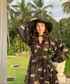 Tampil stunning dengan outfit serba hitam. [Instagram/@prillylatuconsina96 @chelseaislan]