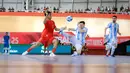 Pemian Timnas Futsal Indonesia, Israr Megantara (kiri) berebut bola dengan pemain Argentina, Agustin Raggiati dalam laga lanjutan 4 Nations World Series 2025 di Jakarta International Velodrome, Rawamangun, Sabtu (01/02/2025). (Bola.com/Bagaskara Lazuardi)