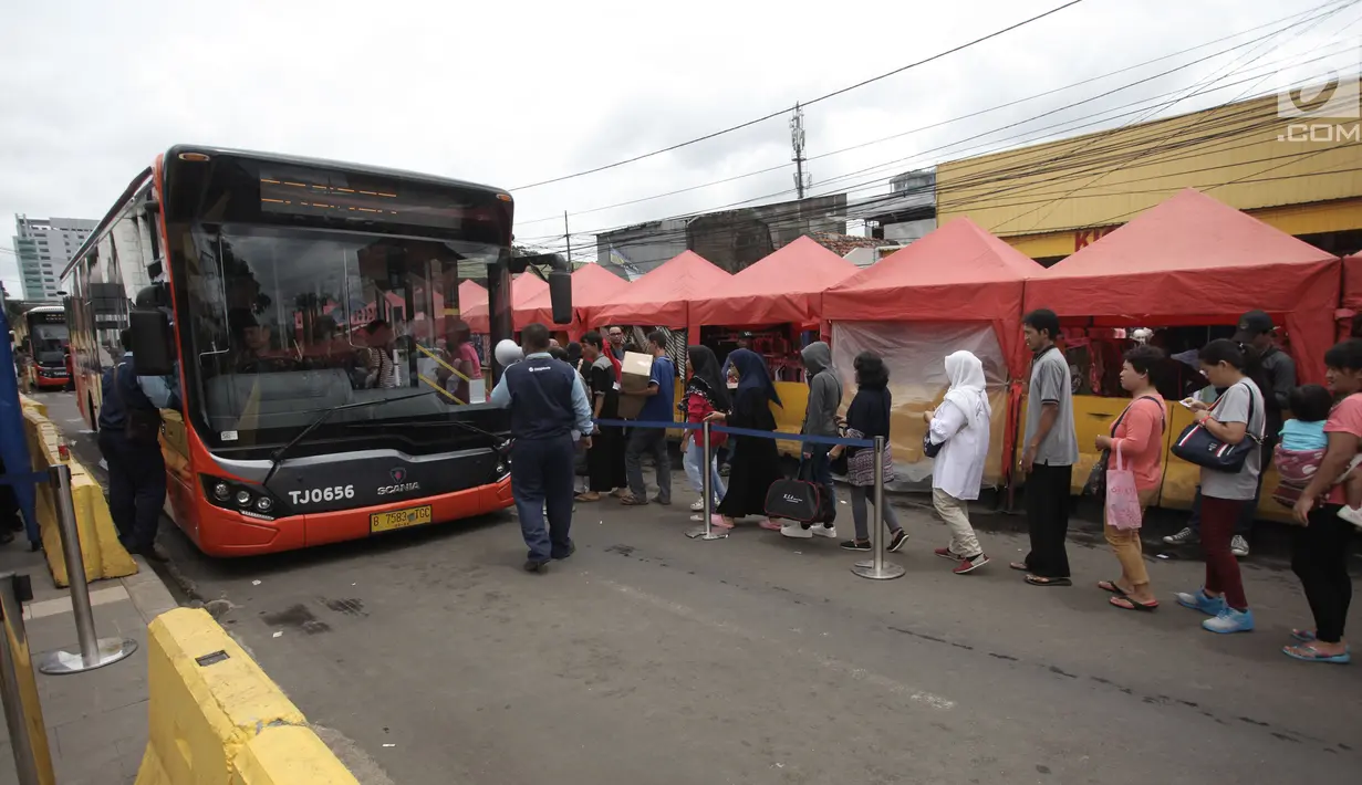 Penumpang mengantre menaiki bus Transjakarta Tanah Abang Explorer di Jalan Jatibaru, Tanah Abang, Jakarta, Sabtu (3/2).  Terlihat banyak warga yang menggunakan angkutan gratis yang disediakan oleh Pemprov DKI Jakarta itu. (Liputan6.com/Arya Manggala)