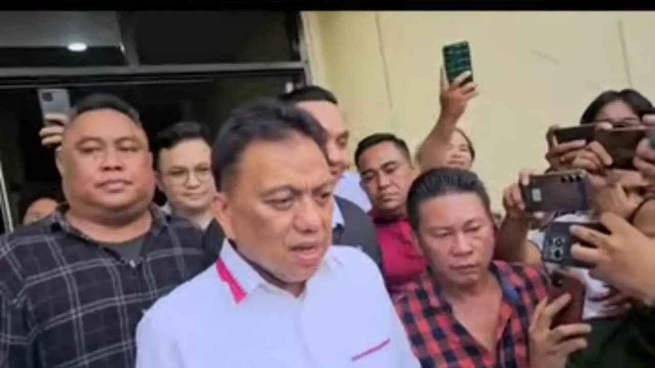 Mantan Gubernur Sulut Olly Dondokambey memberi keterangan kepada wartawan usai diperiksa Penyidik Polda Sulut pada, Senin (21/4/2025) sore.