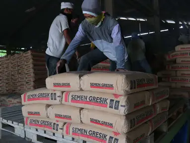 Pekerja tengah menata tumpukan sak semen di Jakarta, Rabu (12/10). Penjualan semen pada September 2016 turun 3,3% menjadi 5,64 juta ton dibanding bulan September tahun lalu. (Liputan6.com/Angga Yuniar)