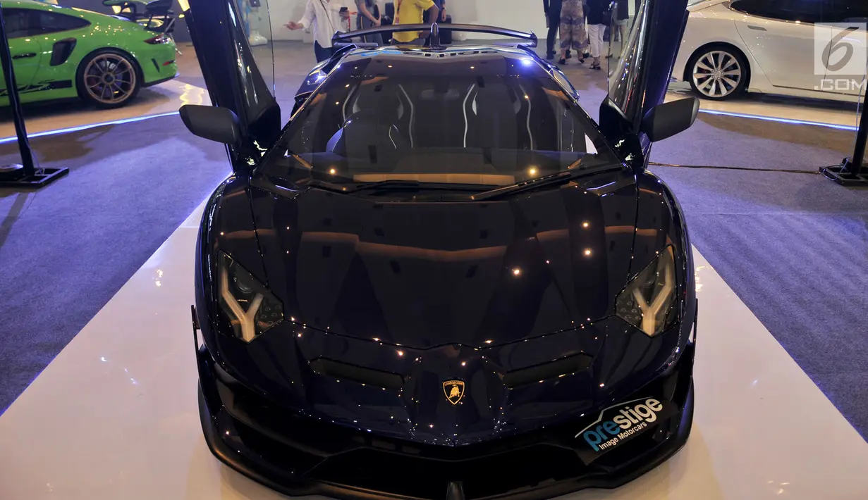 Lamborghini Aventador SVJ saat dipamerkan di ajang Indonesia International Motor Show (IIMS) 2019, Jiexpo Kemayoran, Jakarta, Minggu (28/4/2019). Lamborghini ini memiliki teknologi terobosan terbaru serta desain aerodinamis berkat rancangan Aerodinamica Lamborghini Attiva. (merdeka.com/IqbalNugroho)