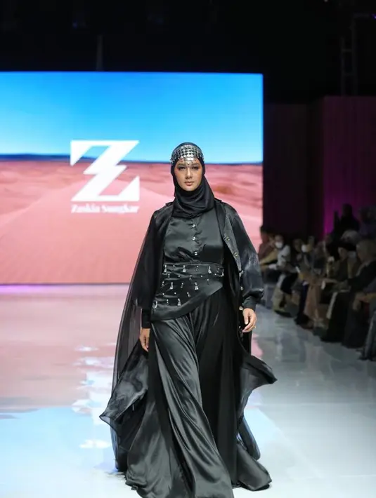 Model professional Paula Verhoeven mengenakan dress dan outer dari koleksi label ZS atau Zaskia Sungkar yang terinspirasi dari adat Timur Tengah. [KLY/Adrian Utama P].
