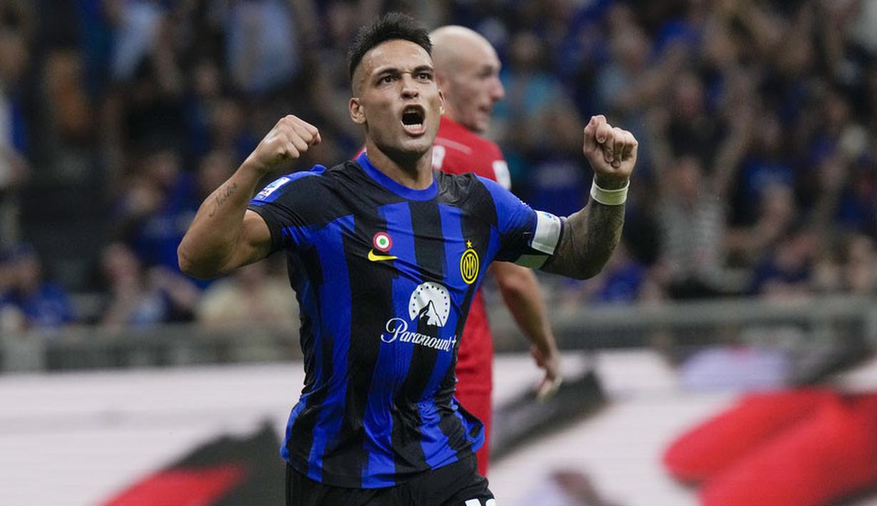 Pemain Inter Milan, Lautaro Martinez, melakukan selebrasi setelah mencetak gol ke gawang Monza pada laga perdana Serie A musim 2023/2024 di Stadion Giuseppe Meazza, Minggu (20/8/2023). Inter Milan menang dengan skor 2-0. (AP Photo/Luca Bruno)