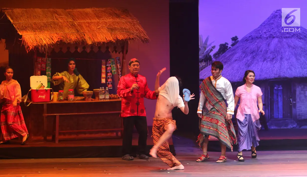 Pemain mementaskan sebuah adegan saat drama musikal Pelangi 1 Warna di Jakarta, Minggu (3/11). Drama musikal bertema Amalkan Pancasila itu untuk membangun kecintaan serta rasa memiliki terhadap bangsa dan negara Indonesia. (Liputan6.com/Angga Yuniar)