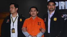 Tersangka kasus penipuan calon jemaah umroh, Andika Surachman diperlihatkan pihak kepolisian saat rilis di Bareskrim Mabes Polri, Jakarta, Selasa (22/8). Hingga kini, polisi telah menetapkan tiga tersangka kasus tersebut. (Liputan6.com/Helmi Fithriansyah)