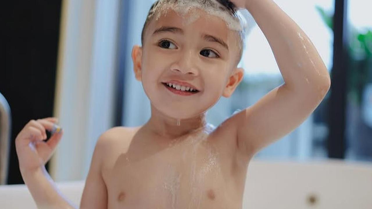 Potret Rayyanza Mandi di Bathtub Saat Liburan, Netizen Heboh: Masih Kecil Tapi Gantengnya Kelewatan