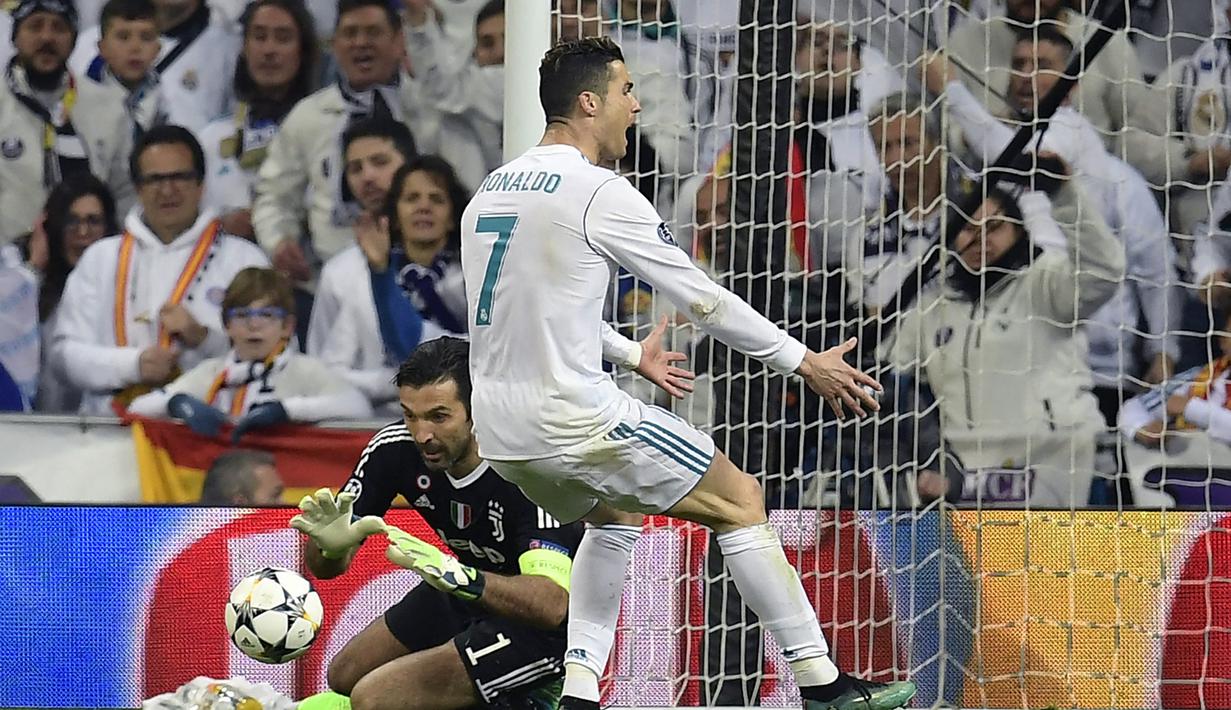 Nomor punggung tersebut begitu melekat dengan Cristiano Ronaldo hingga ia tetap menggunakannya di Real Madrid dan Juventus usai meninggalkan Old Trafford. Sebutan CR7 pun sangat ikonik dan telanjur menjadi brand yang sangat kuat. (Foto: AFP/Oscar Del Pozo)