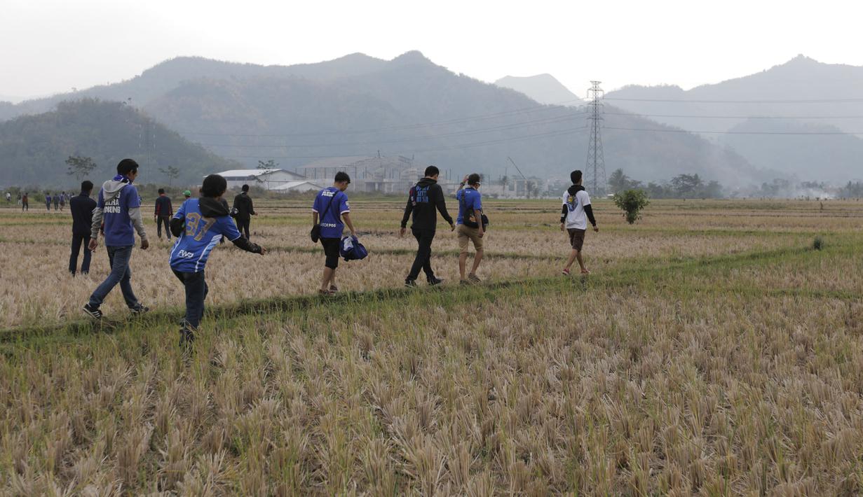 Indahnya pemandangan yang dilalui para suporter Persib menuju Stadion Si Jalak Harupat, Bandung. (Bola.com/Vitalis Yogi Trisna)