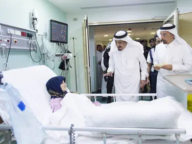 Raja Arab Saudi Salman Bin Abdulaziz Al Saud menjenguk jamaah haji perempuan yang menjadi korban tragedi crane di rumah sakit, Mekah, Arab Saudi. Raja akan terus menginvestigasi dan menyelidiki jatuhnya crane. (REUTERS/ Bandar al-Jaloud)