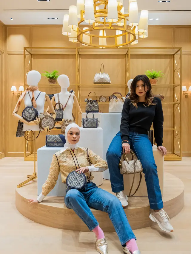 Instalasi T Monogram di butik Tory Burch Senayan City Mall