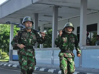 Citizen6, Surabaya: Para siswa lari dengan menggunakan Pakaian Dinas Lapangan (PDL), helm baja, sepatu boot, senjata jenis SS-1 dan ransel dengan beban 15 kilogram. (Pengirim: Penkobangdikal)