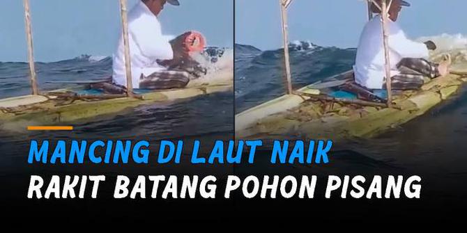 VIDEO: Menegangkan, Pria Mancing di Laut Naik Rakit Batang Pohon Pisang