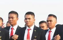 VIDEO: Paspampres Keras Amankan Wanita Nekat Siram & Lempar Sendal ke Jokowi di Acara Bobby