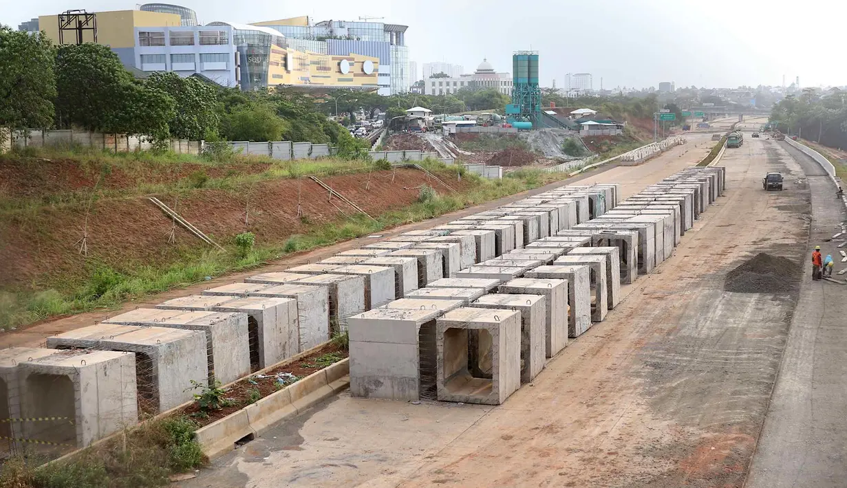 Pekerja menyelesaikan pembangunan proyek Tol Cijago Seksi II di kawasan Depok, Jawa Barat, Kamis (6/9). Proyek Tol Cijago Seksi II belum selesai akibat terkendala pembebasan lahan. (Liputan6.com/Immanuel Antonius)