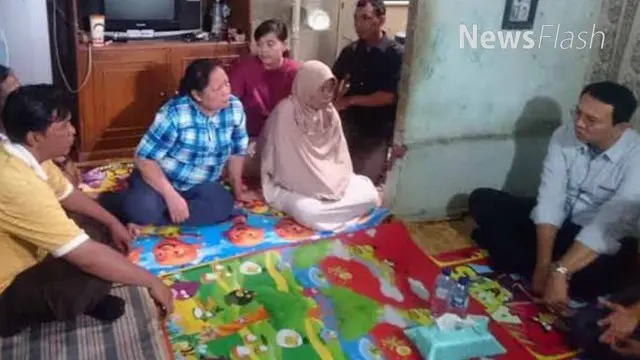 Calon gubernur petahana DKI Jakarta Basuki Tjahaja Purnama alias Ahok mendatangi rumah Nenek Hindun di Jalan Karet Raya II, Setiabudi, Jakarta Selatan.  Ahok bertemu keluarga nenek Hindun selama 30 menit. Dia  menyampaikan bela sungkawa dan doa pada ...